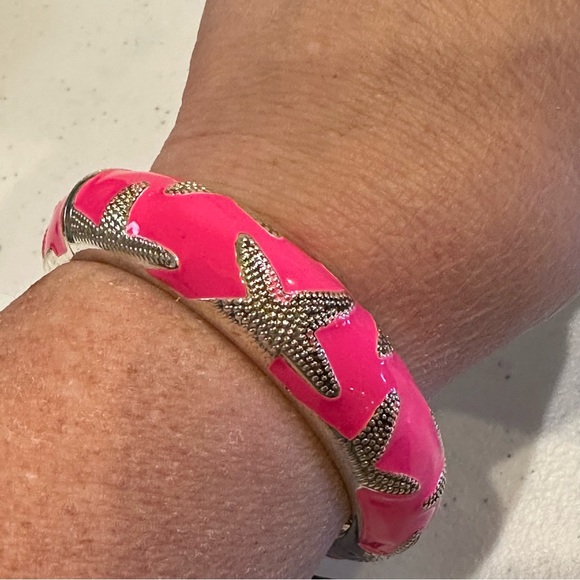 NWT Sequin by Nordstrom Starfish Clamper Bangle Bracelet, silver w/ dark pink - Picture 1 of 11